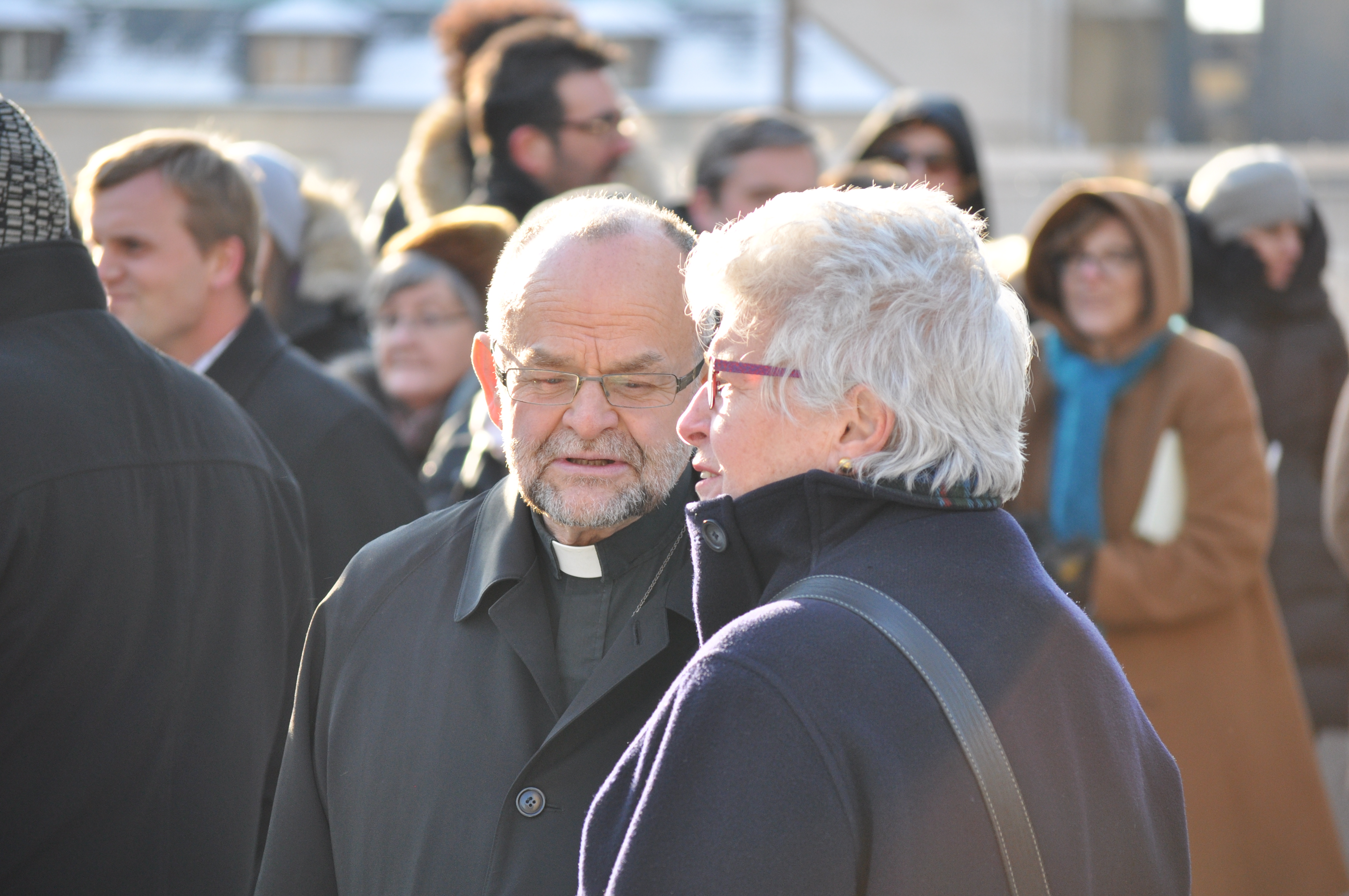 À l’extérieur de l’hôtel de ville, le révérend Brent Hawkes et la commissaire en chef Barbara Hall discutent parmi la foule. 